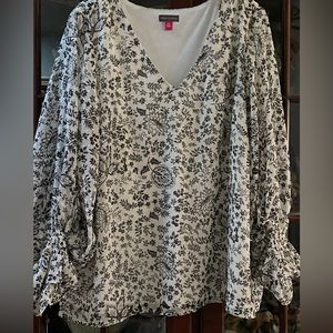 Vince Camuto size XL V-neck shirt floral print smoked cuffs white black